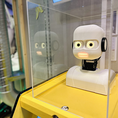 Roboten EPI i utställningen om AI på Vattenhallen.Foto. 