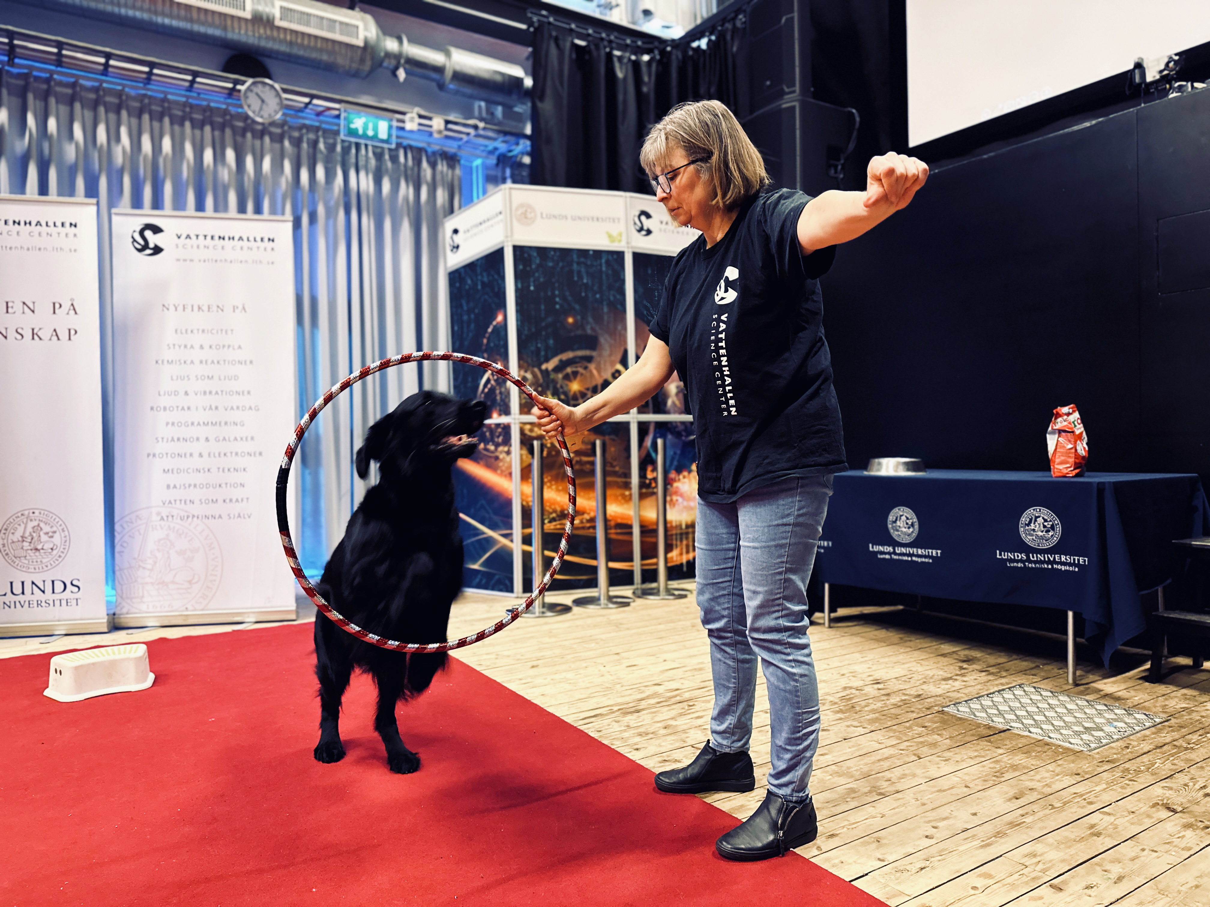 Monica Almqvist showar med sin hund Neville på Vattenhallens scen. Foto, 