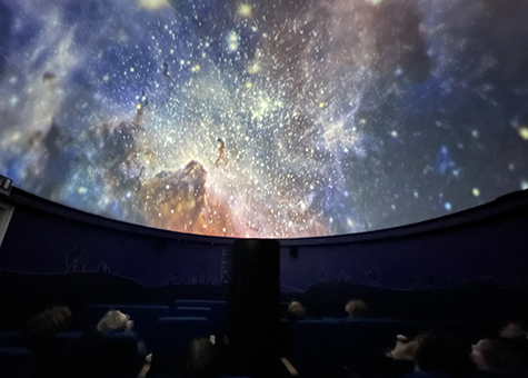 Fotografi inifrån Planetariet som visar stjärnhimlen. 